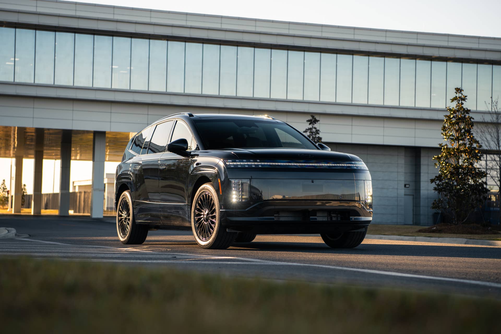 イトキング The 2027 Hyundai Ioniq 9 Gets A Blacked-Out Edition - Road Ethos